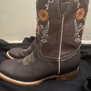 Girls leather boots. Square toe. Made in Mexico